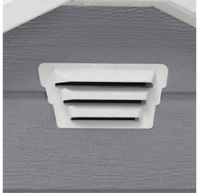 Detailní pohled na větrání štítu na budově, které slouží k větrání podkroví