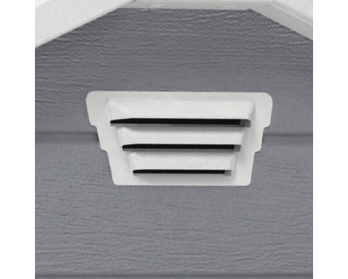 Detailní pohled na větrání štítu na budově, které slouží k větrání podkroví