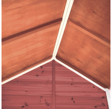 Vnitřní pohled na zahradní domek s dřevěným obkladem a střešní konstrukcí