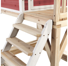 Detail dřevěných schodů vedoucích do hracího domku.