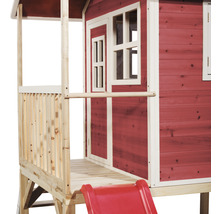 Dřevěný domeček na hraní se skluzavkou a verandou.