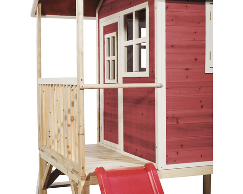 Dřevěný domeček na hraní se skluzavkou a verandou.