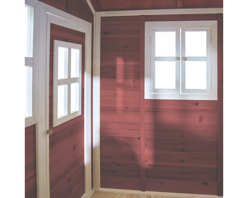 Vnitřní pohled na dřevěný dům s oknem a dveřmi