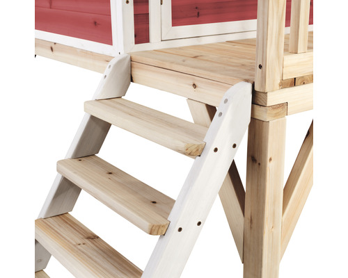 Detail dřevěných schodů do herního domku