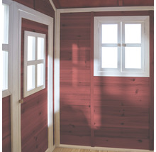 Vnitřní pohled na dřevěný dům s oknem a dveřmi