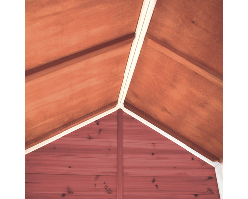 Vnitřní pohled na zahradní domek s dřevěnými stěnami a střešní konstrukcí