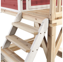 Detail dřevěných schodů vedoucích do dětského domku.