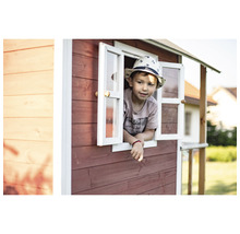 Dítě se dívá z okna hracího domku