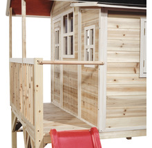 Dřevěný domeček na hraní se skluzavkou