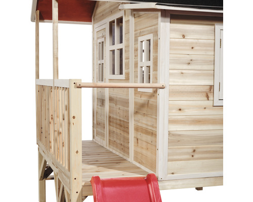 Dřevěný domeček na hraní se skluzavkou