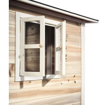 Detailní pohled na dřevěný zahradní domek s otevřeným oknem