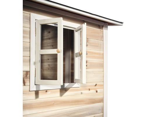 Detailní pohled na dřevěný zahradní domek s otevřeným oknem