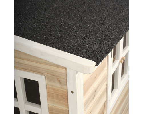 Detailní pohled na dřevěný hrací domek s bitumenovou střechou