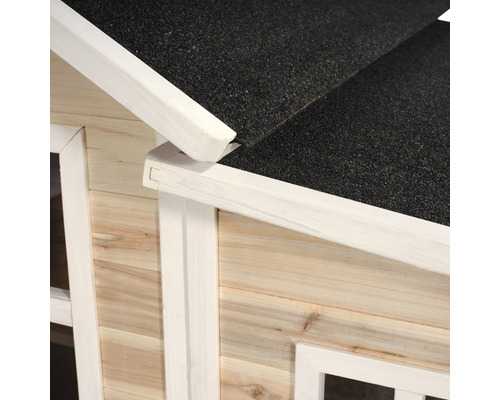 Detailní pohled na zahradní domek s dřevěnou fasádou a bitumentovou střechou