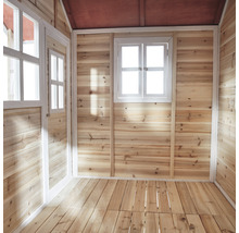 Interiér dřevěného zahradního domku s okny a dveřmi