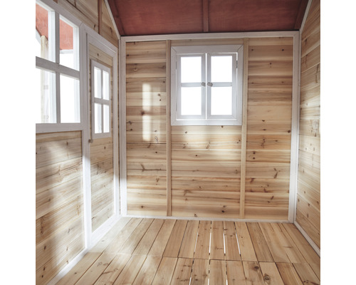 Interiér dřevěného zahradního domku s okny a dveřmi