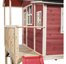 Hrací domek se skluzavkou a dřevěnou verandou