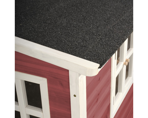 Detailní pohled na domeček na hraní s lepenkou a oknem