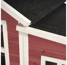 Detailní pohled na herní domek s dřevěnou fasádou a bitumenovou střechou