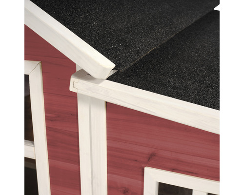 Detailní pohled na herní domek s dřevěnou fasádou a bitumenovou střechou