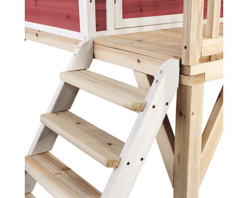 Detailní pohled na dřevěné schodiště vedoucí do dětského domku.