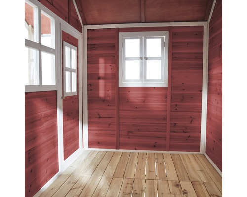 Vnitřní pohled na dřevěný hrací domek s okny a dřevěnou podlahou