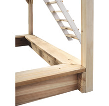 Detailní pohled na dřevěnou hrací věž s žebříkem