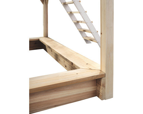 Detailní pohled na dřevěnou hrací věž s žebříkem