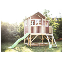 Dřevěný hrací domek se skluzavkou a pískovištěm na zahradě