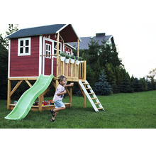 Dětský domek se skluzavkou a žebříkem na zahradě