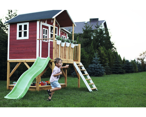 Dětský domek se skluzavkou a žebříkem na zahradě