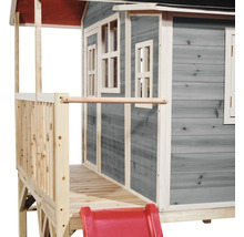 Dřevěný hrací domek se skluzavkou a okny