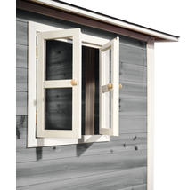 Detail otevřeného dřevěného okna na zahradním domku