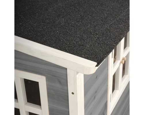 Detail střechy dřevěného zahradního domku s okny