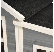 Detailní pohled na střechu dřevěného hracího domku s asfaltovými šindeli