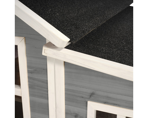 Detailní pohled na střechu dřevěného hracího domku s asfaltovými šindeli