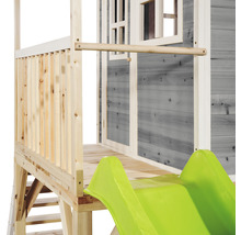 Detailní pohled na domeček na hraní se skluzavkou a dřevěnou konstrukcí