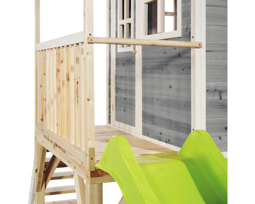 Detailní pohled na domeček na hraní se skluzavkou a dřevěnou konstrukcí