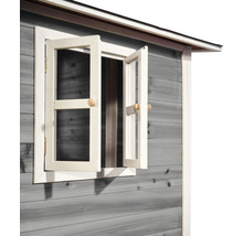 Detail herního domku s otevřeným oknem