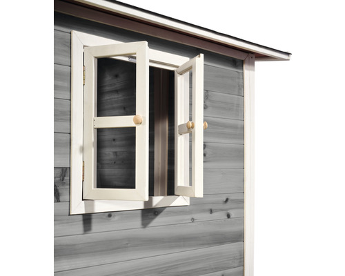 Detail herního domku s otevřeným oknem