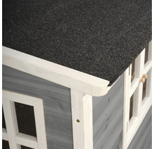 Detailní pohled na dětský domek s bitumenovou střechou a dřevěným rámem