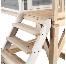 Detailní pohled na dřevěné schody vedoucí do hracího domku.