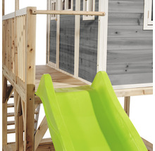 Detailní pohled na hrací věž se skluzavkou