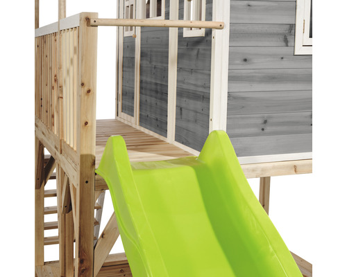 Detailní pohled na hrací věž se skluzavkou