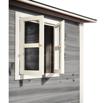 Detailní pohled na dřevěný hrací domek s otevřeným oknem