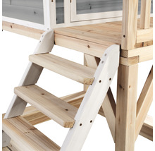 Detailní záběr dřevěných schodů vedoucích k dětskému domku