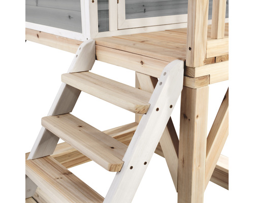 Detailní záběr dřevěných schodů vedoucích k dětskému domku