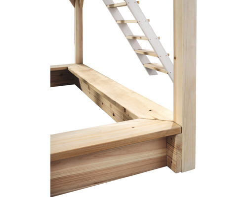 Detailní pohled na herní věž s dřevěným rámem a žebříkem