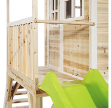 Detailní pohled na dětský domek ze dřeva se skluzavkou