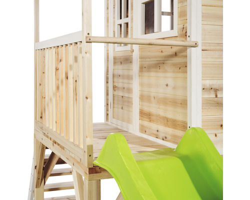 Detailní pohled na dětský domek ze dřeva se skluzavkou